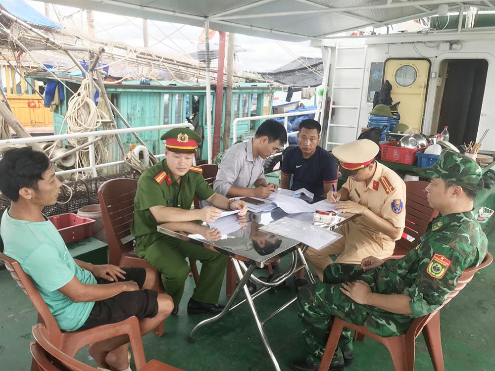 Quảng Ninh: Bắt giữ 2 tàu cá khai thác thủy sản trái phép trên biển